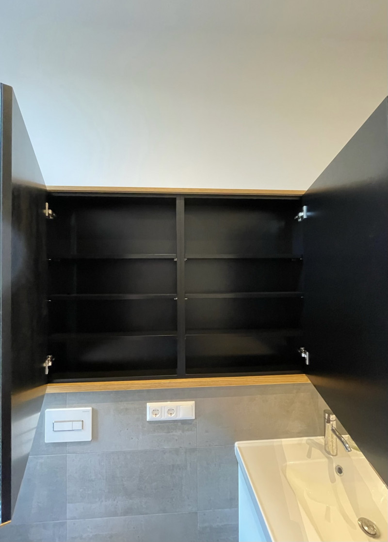 Badezimmer_Spiegelschrank_Regal