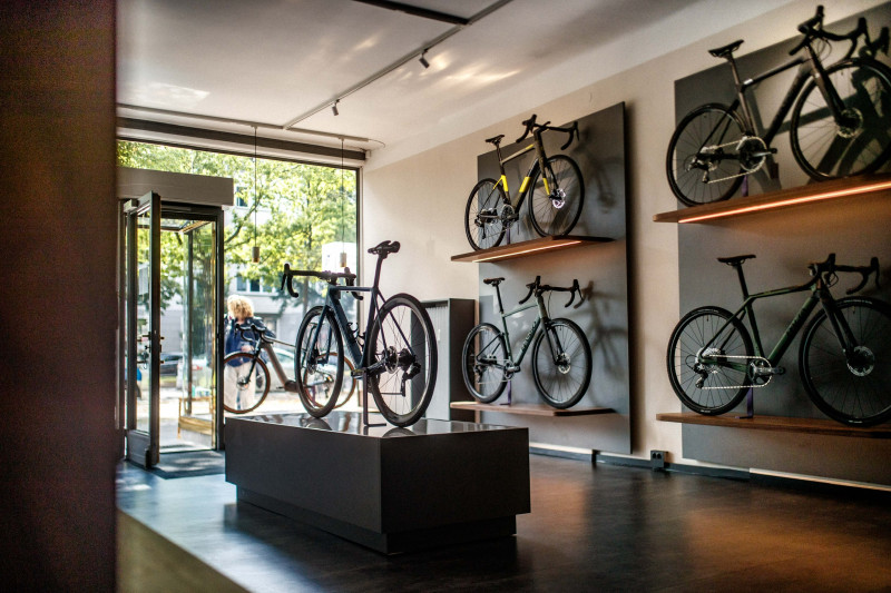 Fahrradladen_Paneele_Podest_Fahrräder