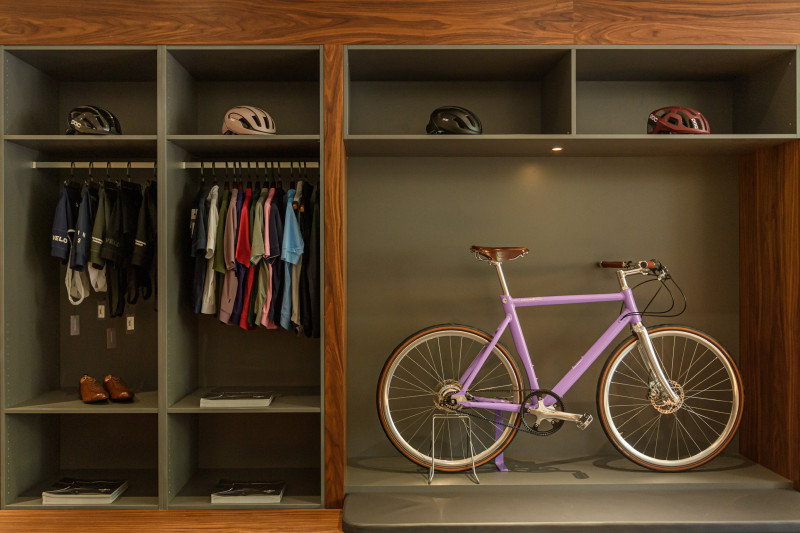 Fahrradladen_großes Regal_Fahrrad