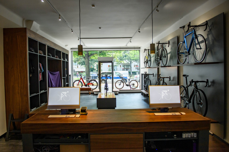Fahrradladen_Gesamtansicht_Paneele_großes Regal_Tresen