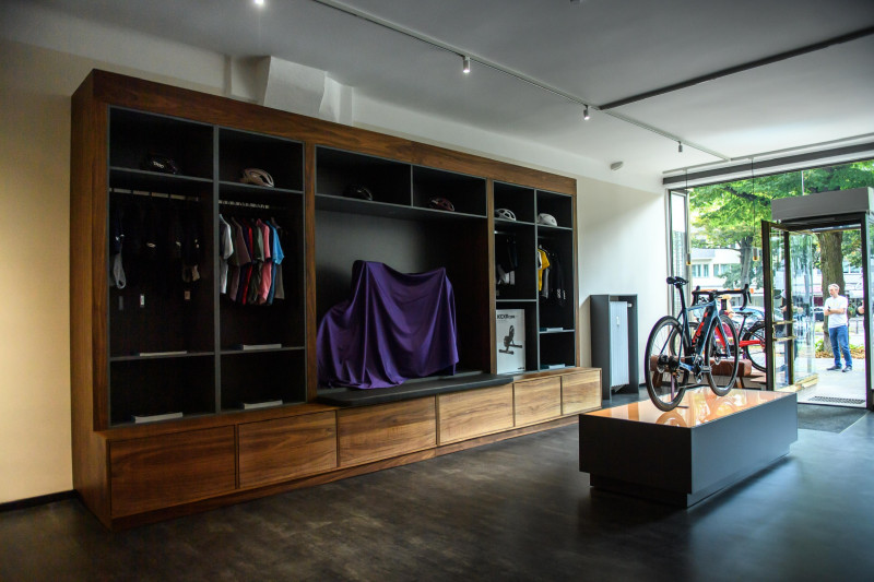 Fahrradladen_Gesamtansicht_großes Regal_Podest