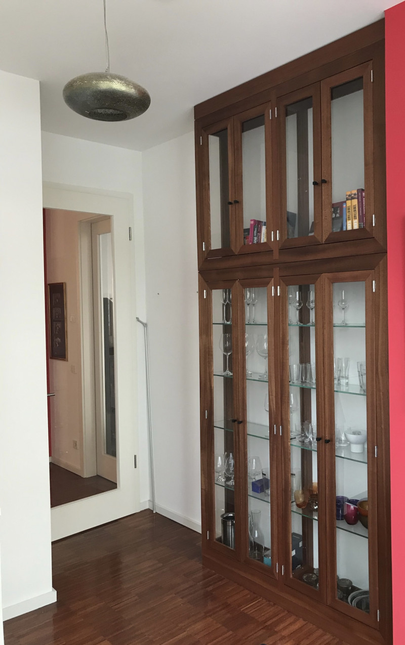 Vitrinenschrank_Gesamtansicht_Glasböden